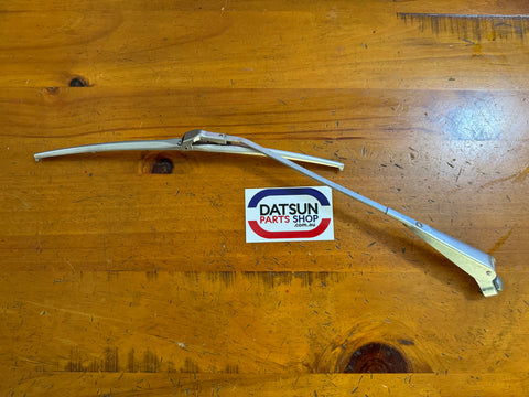 Datsun 200B Wagon Rear Wiper Arm + Nut Used 810
