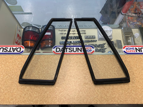 Datsun 180B Wagon Rear Door 1/4 Window Glass & Rubber Pair Used 610 Nissan
